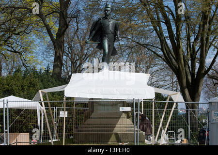 Pomerania Occidentale, Germania. 09Apr, 2019. La base di pietra arenaria del monumento all'avversario Napoleone e leader dei Freikorps Ferdinand von Schill viene ripristinato. Schill è stato ucciso dalle truppe napoleoniche in combattimenti di strada a Stralsund su 31 maggio 1809. Dal mese di ottobre 2018, una società di Berlino è stato commissionato dalla città anseatica di Stralsund per rimuovere tutti i depositi e corpi estranei dalla statua in bronzo con un bisturi e spazzola e di conservarlo. Da maggio il piedistallo di pietra arenaria dovrebbe anche essere pronto. Secondo la città, i costi di rinnovamento per il monumento risalente al 1909 importo Credito: dpa picture Foto Stock