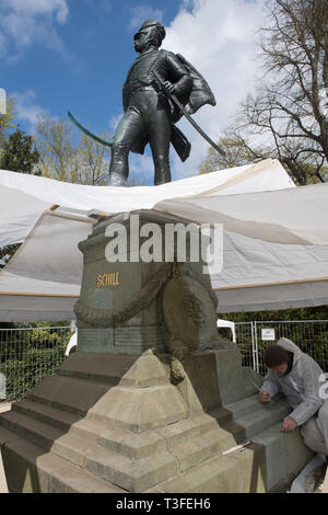 Pomerania Occidentale, Germania. 09Apr, 2019. La base di pietra arenaria del monumento all'avversario Napoleone e leader dei Freikorps Ferdinand von Schill viene ripristinato. Schill è stato ucciso dalle truppe napoleoniche in combattimenti di strada a Stralsund su 31 maggio 1809. Dal mese di ottobre 2018, una società di Berlino è stato commissionato dalla città anseatica di Stralsund per rimuovere tutti i depositi e corpi estranei dalla statua in bronzo con un bisturi e spazzola e di conservarlo. Da maggio il piedistallo di pietra arenaria dovrebbe anche essere pronto. Secondo la città, i costi di rinnovamento per il monumento risalente al 1909 importo Credito: dpa picture Foto Stock