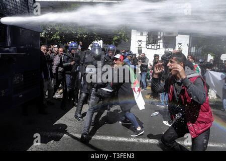 Algeri, Algeria. 09Apr, 2019. Delle forze di sicurezza algerine utilizzare acqua canonici per disperdere la protesta degli studenti durante un governo anti-demonstraion. Il Parlamento algerino ha dichiarato il posto vacante di presidente di post e altoparlante denominato Abdelkader Bensalah a condurre in Algeria per un periodo transitorio di novanta giorni fino alla elezione del successore del rassegnato le dimissioni il Presidente Abdelaziz Bouteflika. Credito: Farouk Batiche/dpa/Alamy Live News Foto Stock