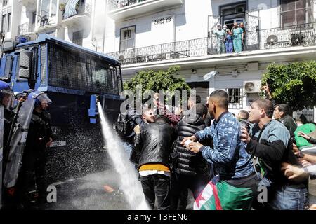 Algeri, Algeria. 09Apr, 2019. Delle forze di sicurezza algerine utilizzare acqua canonici per disperdere la protesta degli studenti durante un governo anti-demonstraion. Il Parlamento algerino ha dichiarato il posto vacante di presidente di post e altoparlante denominato Abdelkader Bensalah a condurre in Algeria per un periodo transitorio di novanta giorni fino alla elezione del successore del rassegnato le dimissioni il Presidente Abdelaziz Bouteflika. Credito: Farouk Batiche/dpa/Alamy Live News Foto Stock