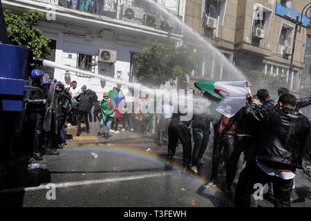 Algeri, Algeria. 09Apr, 2019. Delle forze di sicurezza algerine utilizzare acqua canonici per disperdere la protesta degli studenti durante un governo anti-demonstraion. Il Parlamento algerino ha dichiarato il posto vacante di presidente di post e altoparlante denominato Abdelkader Bensalah a condurre in Algeria per un periodo transitorio di novanta giorni fino alla elezione del successore del rassegnato le dimissioni il Presidente Abdelaziz Bouteflika. Credito: Farouk Batiche/dpa/Alamy Live News Foto Stock