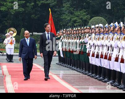 Hanoi, Vietnam. 9 apr, 2019. Primo Ministro vietnamita Nguyen Xuan Phuc (L) e il Primo Ministro olandese Mark Rutte rivedere le protezioni di onore durante una cerimonia di benvenuto ad Hanoi, capitale del Vietnam, Aprile 9, 2019. Mark Rutte ha iniziato una visita ufficiale in Vietnam il 9 aprile. Credito: VNA/Xinhua/Alamy Live News Foto Stock