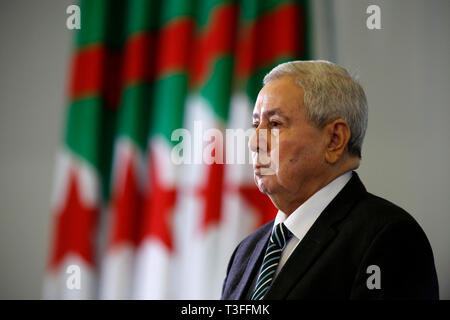 Algeri, Algeria. 09Apr, 2019. Abdelkader Bensalah, Presidente ad interim di Algeria, osserva gli algerini inno nazionale presso il Palazzo della Nazione. Algeria in Parlamento martedì denominato Abdelkader Bensalah, che contemporaneamente anche serve come il Presidente del Consiglio algerino della nazione, come il paese del nuovo presidente ad interim dopo il servizio da lungo tempo leader Abdelaziz Bouteflika si è dimesso la scorsa settimana. Credito: Stringer/dpa/Alamy Live News Foto Stock