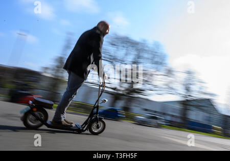 Hannover, Germania. 09Apr, 2019. Dopo una conferenza stampa presso la micromobility expo, un uomo unità su uno scooter elettrico realizzato da Kumpan-elettrico. La fiera si terrà dal 2 al 4 maggio e sarà incentrata su micromobiles come e-scooter, e- scooter del pedale, e-bike e miniatura dei veicoli elettrici. Credito: Christophe Gateau/dpa/Alamy Live News Foto Stock