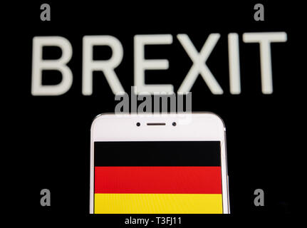 Hong Kong. 5 apr, 2019. In questa foto illustrazione una repubblica federale di Germania bandiera è visto su un androide dispositivo mobile con un messaggio Brexit in background. Credito: Budrul Chukrut SOPA/images/ZUMA filo/Alamy Live News Foto Stock