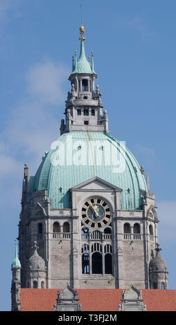 Hannover, Germania. 09Apr, 2019. L'orologio del Nuovo Municipio di Hannover è a cinque prima di dodici. Credito: Julian Stratenschulte/dpa/Alamy Live News Foto Stock