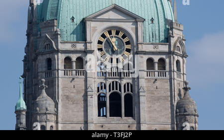 Hannover, Germania. 09Apr, 2019. L'orologio del Nuovo Municipio di Hannover è a cinque prima di dodici. Credito: Julian Stratenschulte/dpa/Alamy Live News Foto Stock