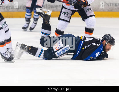 Dresden, Germania. 09Apr, 2019. Hockey su ghiaccio: DEL2, Dresdner Eislöwen - Löwen Francoforte, round del campionato, semi-finale, quarta giornata, in energie Verbund Arena. Dresda Nick Huard giace sul ghiaccio. Credito: Robert Michael/dpa-Zentralbild/dpa/Alamy Live News Foto Stock