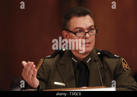 Washington DC, Stati Uniti d'America. 09Apr, 2019. Rodolfo Karisch, Rio Grande Valley Capo Settore agente PATROL, noi Pattuglia di Confine, US Customs and Border Protection, U.S. Department of Homeland Security, testimonia davanti al Senato degli Stati Uniti Comitato per la sicurezza interna e gli affari di governo il 9 aprile 2019, discutere di migrazione in gli Stati Uniti' confine meridionale del credito: Stefani Reynolds/CNP/ZUMA filo/Alamy Live News Credito: ZUMA Press, Inc./Alamy Live News Foto Stock