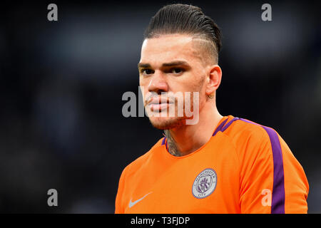 Londra, Regno Unito. 09h Aprile, 2019.Ederson Moraes si riscalda durante la UEFA Champions League quarti di finale 1° Leg match tra Tottenham Hotspur e Manchester City al Tottenham Hotspur Stadium, Londra martedi 9 aprile 2019. Credito: MI News & Sport /Alamy Live News Foto Stock