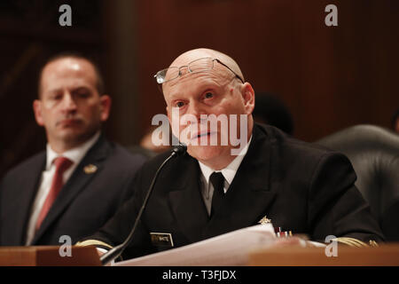 Washington DC, Stati Uniti d'America. 09Apr, 2019. Il comandante Jonathan White, Ph.D, USPH, vice direttore per i programmi per bambini, Ufficio di gestione delle emergenze e operazioni di medici, ufficio di Assistente Segretario per la preparazione e la risposta, Dipartimento della sanità e dei Servizi Umani, testimonia davanti al Senato degli Stati Uniti Comitato per la sicurezza interna e gli affari di governo il 9 aprile 2019 Credit: Stefani Reynolds/CNP/ZUMA filo/Alamy Live News Credito: ZUMA Press, Inc./Alamy Live News Foto Stock