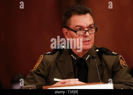 Washington DC, Stati Uniti d'America. 09Apr, 2019. Rodolfo Karisch, Rio Grande Valley Capo Settore agente PATROL, noi Pattuglia di Confine, US Customs and Border Protection, U.S. Department of Homeland Security, testimonia davanti al Senato degli Stati Uniti Comitato per la sicurezza interna e gli affari di governo il 9 aprile 2019, discutere di migrazione in gli Stati Uniti' frontiera meridionale. Credito: Stefani Reynolds/CNP | Utilizzo di credito in tutto il mondo: dpa picture alliance/Alamy Live News Foto Stock