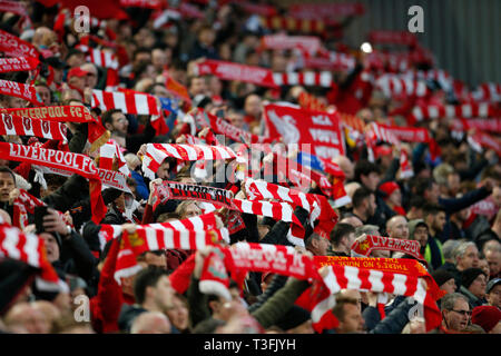 Liverpool, Regno Unito. 09Apr, 2019. Tifosi del Liverpool tenere loro sciarpe aloft durante il canto del "Non avrete mai camminare da soli' prima della UEFA Champions League quarti di finale prima gamba match tra Liverpool e Porto ad Anfield il 9 aprile 2019 a Liverpool Credit: Immagini di PHC/Alamy Live News Foto Stock