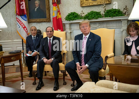 Washington DC, Stati Uniti d'America. 09Apr, 2019. Il Presidente degli Stati Uniti, Trump incontra il Presidente Abdel-Fattah el-Sisi della Repubblica Araba di Egitto nell'Ufficio Ovale della Casa Bianca a Washington il 9 aprile 2019. Credito: Ron Sachs/Piscina via CNP /MediaPunch Credito: MediaPunch Inc/Alamy Live News Foto Stock