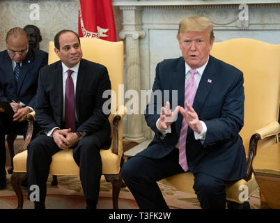 Washington DC, Stati Uniti d'America. 09Apr, 2019. Il Presidente degli Stati Uniti, Trump incontra il Presidente Abdel-Fattah el-Sisi della Repubblica Araba di Egitto nell'Ufficio Ovale della Casa Bianca a Washington il 9 aprile 2019. Credito: Ron Sachs/Piscina via CNP /MediaPunch Credito: MediaPunch Inc/Alamy Live News Foto Stock