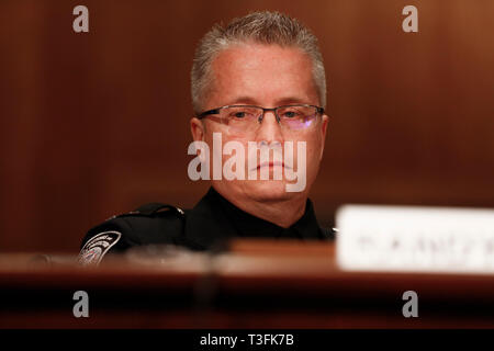 Washington DC, Stati Uniti d'America. 09Apr, 2019. Randy Howe, Direttore esecutivo per le operazioni ufficio di operazioni sul campo, noi delle dogane e della protezione delle frontiere, US Department of Homeland Security, testimonia davanti al Senato degli Stati Uniti Comitato per la sicurezza interna e gli affari di governo il 9 aprile 2019, discutere di migrazione in gli Stati Uniti' frontiera meridionale. Credito: Stefani Reynolds/CNP /MediaPunch Credito: MediaPunch Inc/Alamy Live News Foto Stock