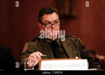 Washington DC, Stati Uniti d'America. 09Apr, 2019. Rodolfo Karisch, Rio Grande Valley Capo Settore agente PATROL, noi Pattuglia di Confine, US Customs and Border Protection, U.S. Department of Homeland Security, testimonia davanti al Senato degli Stati Uniti Comitato per la sicurezza interna e gli affari di governo il 9 aprile 2019, discutere di migrazione in gli Stati Uniti' frontiera meridionale. Credito: Stefani Reynolds/CNP /MediaPunch Credito: MediaPunch Inc/Alamy Live News Foto Stock