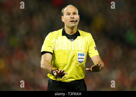 Liverpool, Regno Unito. 09Apr, 2019. Arbitro Mateu Lahoz durante la UEFA Champions League quarti di finale prima gamba match tra Liverpool e Porto ad Anfield il 9 aprile 2019 a Liverpool Credit: Immagini di PHC/Alamy Live News Foto Stock