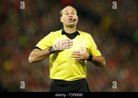 Liverpool, Regno Unito. 09Apr, 2019. Arbitro Mateu Lahoz durante la UEFA Champions League quarti di finale prima gamba match tra Liverpool e Porto ad Anfield il 9 aprile 2019 a Liverpool Credit: Immagini di PHC/Alamy Live News Foto Stock