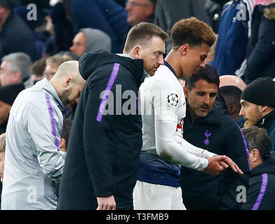 Londra, Regno Unito. 09Apr, 2019. Tottenham Hotspur's dele Alli pregiudizio alla sua mano durante il campionato UEFA League trimestre - finale tra Tottenham Hotspur e il Manchester City a Tottenham Hotspur Stadium, London, Regno Unito su 09 Apr 2019 Credit: Azione Foto Sport/Alamy Live News Foto Stock