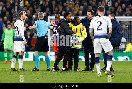 Londra, Regno Unito. 09Apr, 2019. Tottenham Hotspur manager Mauricio Pochettino vieni sul passo per cancellare la ventola durante il campionato UEFA League trimestre - finale tra Tottenham Hotspur e il Manchester City a Tottenham Hotspur Stadium, London, Regno Unito su 09 Apr 2019 Credit: Azione Foto Sport/Alamy Live News Foto Stock