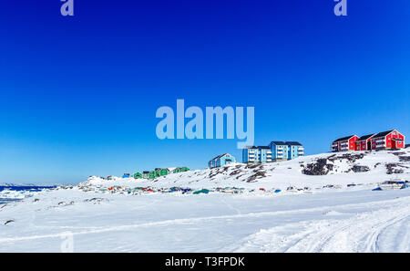 Colorate case Inuit di Nuuk città con le montagne sullo sfondo, la Groenlandia Foto Stock
