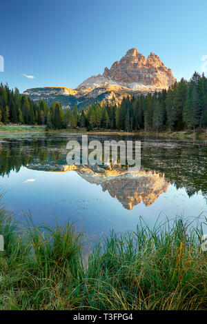 Il lago di montagna verticale con Alpi riflessione di picco, Lago Antorno, Dolomiti Foto Stock