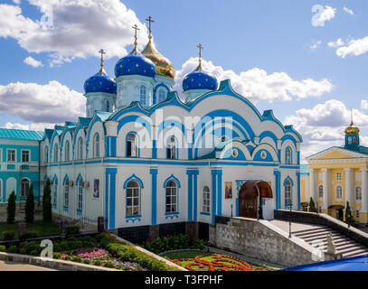 Zadonsk, Russia - Agosto 28, 2018: Vista del tempio in onore della natività della Madre di Dio, Zadonsky complesso del monastero Bogoroditsky, Z Foto Stock