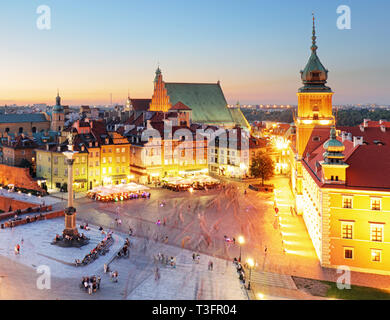 Panorama notturno della città vecchia a Varsavia, Polonia Foto Stock