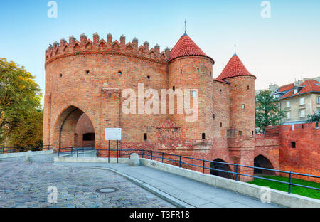 Barbican fortezza nel centro storico di Varsavia. La Polonia. Foto Stock