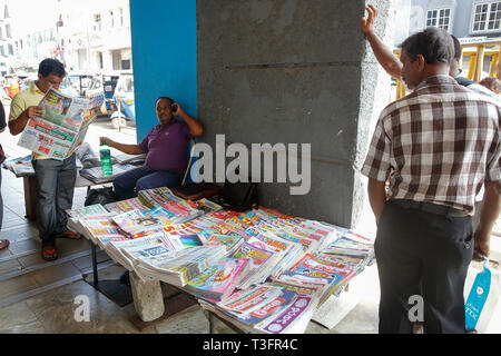 Quotidiani stand in Colombo, Sri Lanka. Foto Stock