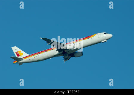 Iberia Airbus A321 aereo di linea EC-IGK decolla dall'aeroporto di Londra Heathrow, Londra, Regno Unito in cielo blu. Si chiama Costa Calida Foto Stock