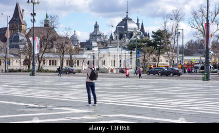 Giovane donna fotografare su Piazza degli Eroi in Budapest, Ungheria. Foto Stock