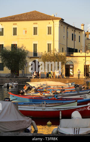 Piccolo porto antico nel centro storico di Lazise, Lago di Garda, Verona, Italia Foto Stock