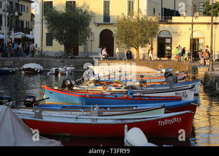 Piccolo porto antico nel centro storico di Lazise, Lago di Garda, Verona, Italia Foto Stock
