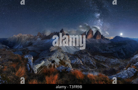 Alpi paesaggio di montagna con cielo notturno e Mliky modo, Tre Cime di Lavaredo, Dolomiti Foto Stock