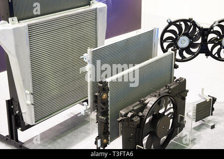 Radiatori e ventole di sistemi di raffreddamento di un carrello del negozio Foto Stock