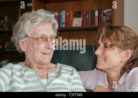 Ritratto di sorridere senior lady e giovane nipote Foto Stock