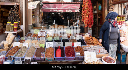 Beypazari, Ankara/Turchia- 31 Marzo 2019: donna turca che vendono cibo tradizionale in un mercato/bazaar Foto Stock