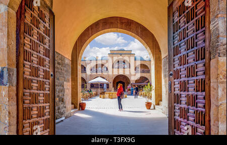 Beypazari, Ankara/Turchia- 31 marzo 2019:Donna Orologi all'interno dall'ingresso di Suluhan Caravanserai Foto Stock