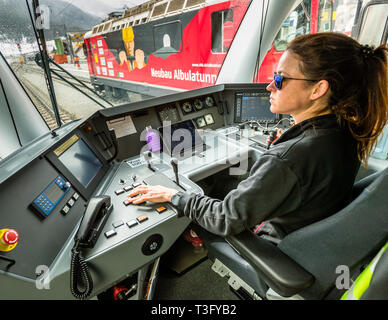 Macchinista femminile in Svizzera. La corsa in treno in un taxi dell'autista della Ferrovia Retica e' un'esperienza molto speciale e puo' essere prenotata in anticipo Foto Stock