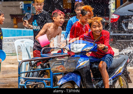 Vang Vieng, Laos - Aprile 14, 2018: Bambini gettare acqua sulla strada e celebrando Lao Anno Nuovo Foto Stock