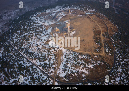 Spettacolare vista aerea del monte Brocken, il picco più alto della catena montuosa di Harz, Sassonia-Anhalt, Germania. Plateau Sommitale, vuota di persone, in primavera. Foto Stock