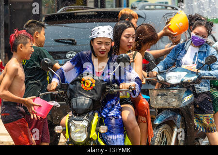 Vang Vieng, Laos - Aprile 14, 2018: Bambini gettare acqua sulla strada e celebrando Lao Anno Nuovo Foto Stock