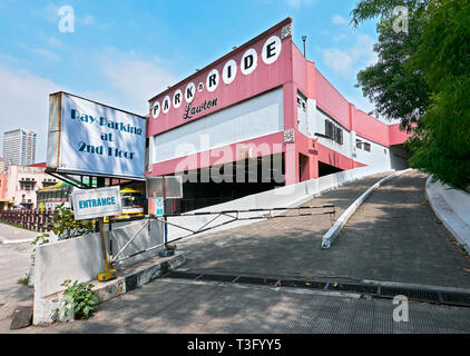 Manila, Filippine: Park n' Ride Lawton edificio del parcheggio e il terminal degli autobus vicino Intamuros, Pasig River e il principale ufficio postale Foto Stock