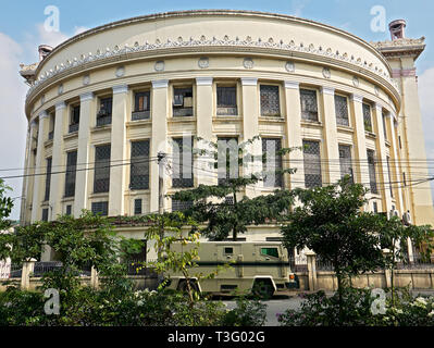 Manila, Filippine: vista laterale del centro storico edificio dell'ufficio postale vicino al fiume Pasig, con un blindato auto nella parte anteriore Foto Stock