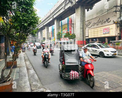 Manila, Filippine: il traffico al recto Avenue sotto il Light Rail Transit Line 2 vicino alla stazione Recto Foto Stock