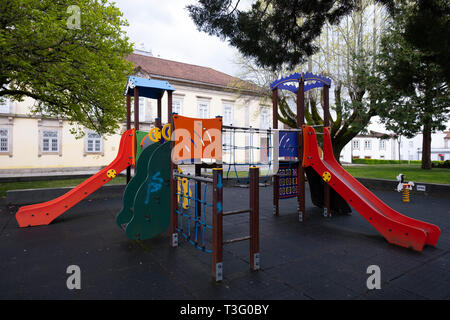 Vuoto campo giochi per bambini con scivoli Foto Stock