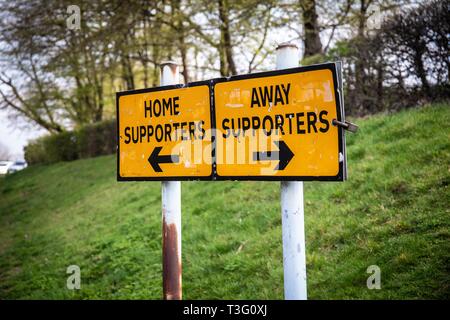 Segno sull approccio alla lingua inglese football ground che indica una direzione di allontanamento e di tifosi dovrebbero prendere Foto Stock