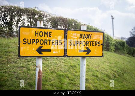 Segno sull approccio alla lingua inglese football ground che indica una direzione di allontanamento e di tifosi dovrebbero prendere Foto Stock